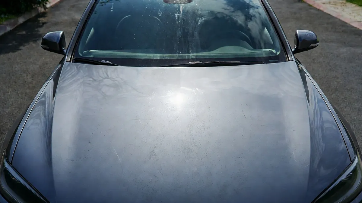 Carrosserie terne avec micro-rayures avant lustrage et protection hydrophobe