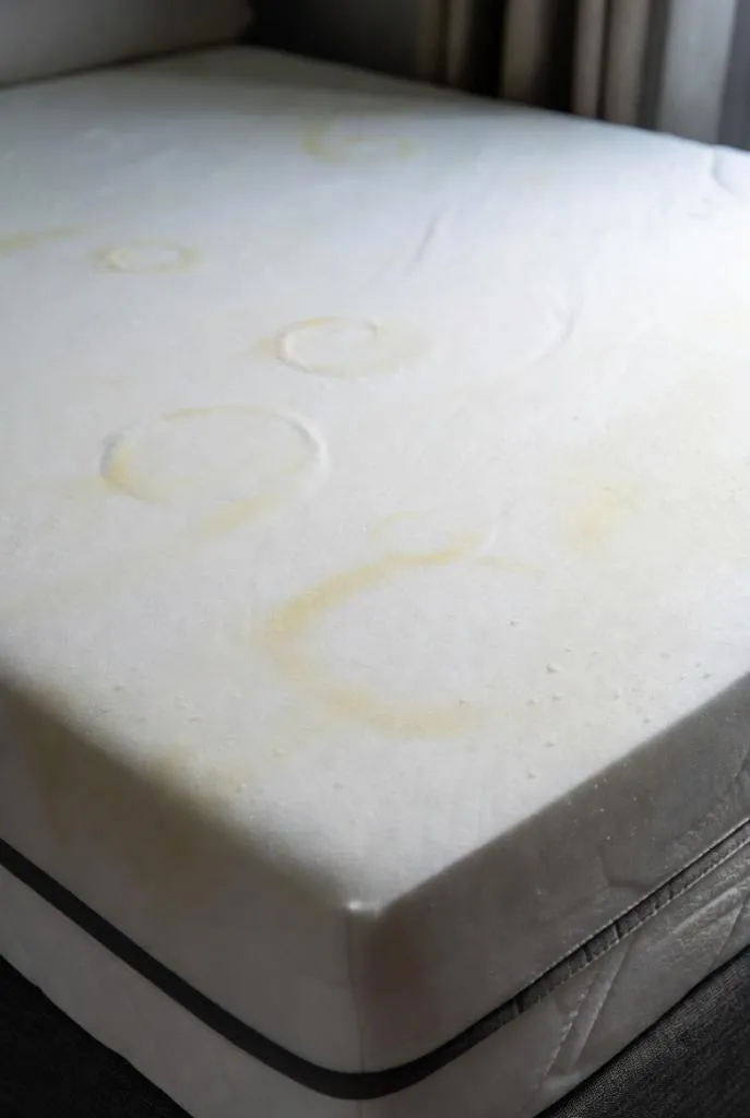 Matelas avec auréoles et taches de transpiration avant désinfection