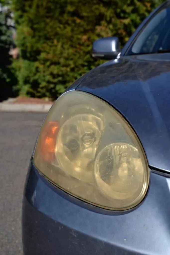 Phare jauni et terne avant rénovation par polymérisation